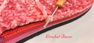 Coaserea-talpicului-de-talpa-prin-picioruse-scurte-_-Papuci-de-Casa-crosetati-manual-pe-talpa-Spuma_Crochet-Decor