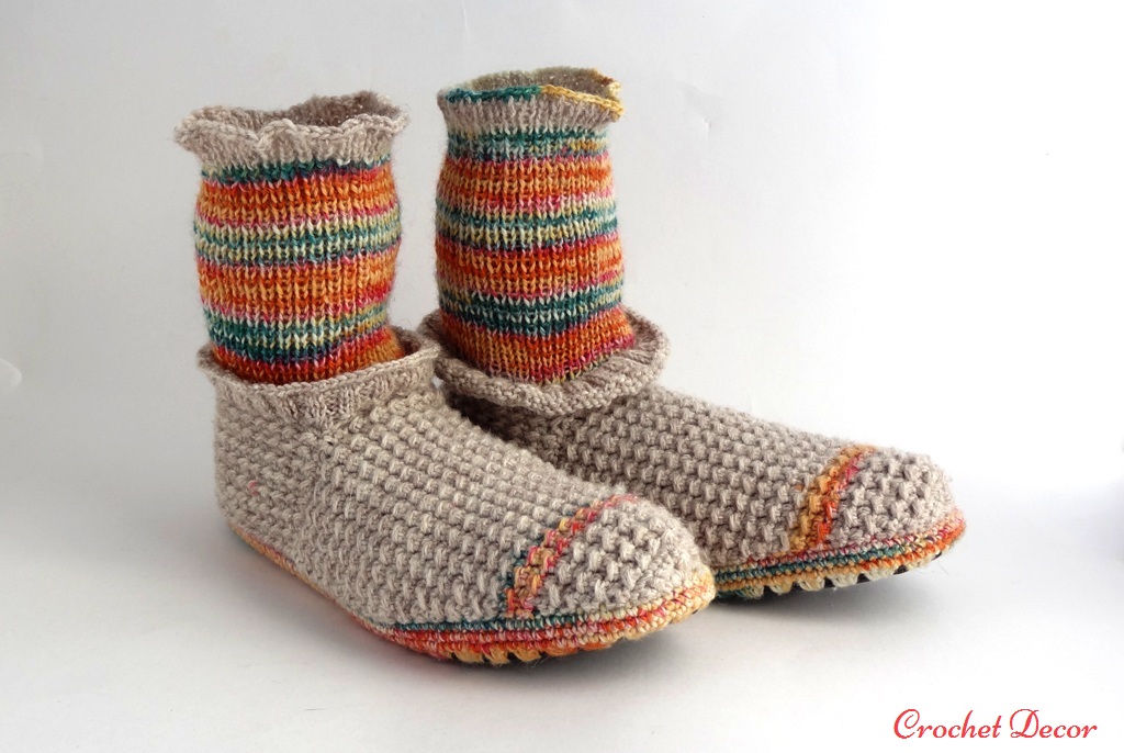 Papuci-de-casa-crosetati-manual-cu-sosetuta-tricotata_Crochet-Decor