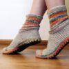Papuci-de-casa-crosetati-si-tricotat-cu-fir-ARTISAN_Crochet-Decor-1