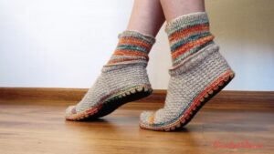 Papuci-de-casa-crosetati-si-tricotat-cu-fir-ARTISAN_Crochet-Decor