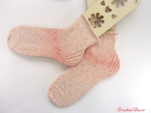 Sosete-tricotate-manual-cu-margine-rasucita-letoniana-cu-andrele-circulare-fixe_Crochet-Decor.JPG