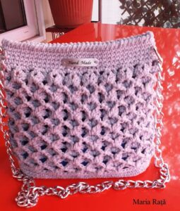 2_Geanta handmade crosetata cu lant metalic_fir snur rotund Swan Cotton_Maria Rata