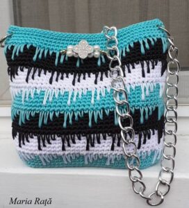 Geanta crosetata handmade_fir Swan Black, alb, negru, turcoaz cu lant metalic si inele carabine cu clapeta_Maria Rata