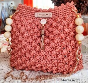 Geanta crosetata manual cu bobite_fir Swan Black_maner perle_Maria Rata