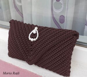 Gentuta de mana tip plic_crosetata manual din fir Swan Black culoare Maro Nuca cod 21_Maria Rata