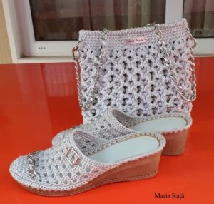 Saboti crosetati cu model dantelat din fir de tricotat povesti Alize Diva Silky Effect si poseta din fir Swan Black_Maria Rata