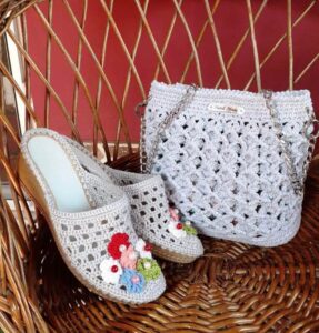 Saboti crosetati manual cu fir de tricotat Alize Diva Silky Effect accesorizati cu flori multicolore crosetate pe talpa Erika Gabor_Maria rata