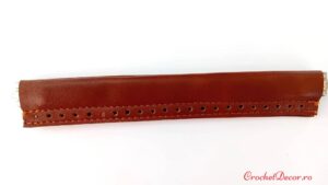 Ramă AGNES – articulată, închidere magnetică cu bordură din piele ecologică găurită_Mica lunga de 20 cm_Maro Natur