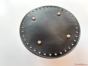11_Baza rotunda din piele ecologica cu picioruse_diametru 20 cm_culoare Negru_genti crosetate Large