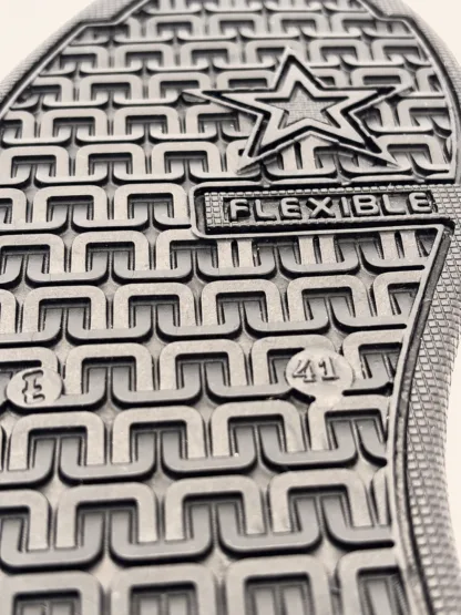 Detaliu textură talpă TIM neagră — cauciuc flexibil pentru sneakers croșetați